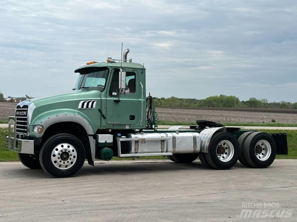 Mack GU713 牵引车