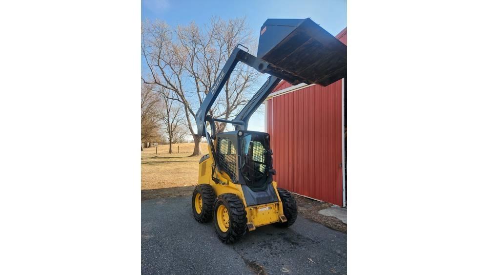 John Deere 318 D 滑移装载机