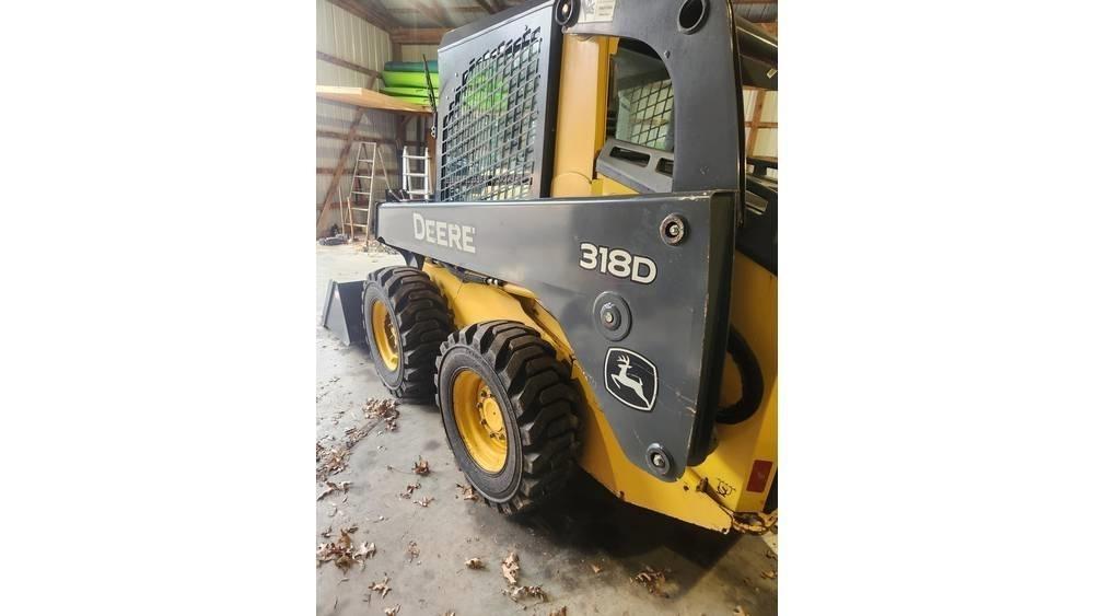 John Deere 318 D 滑移装载机