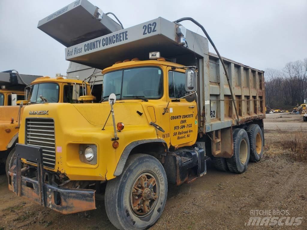 Mack DM690SX 自卸式货车