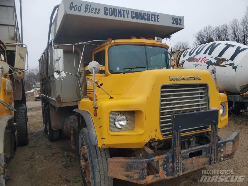 Mack DM690SX 自卸式货车