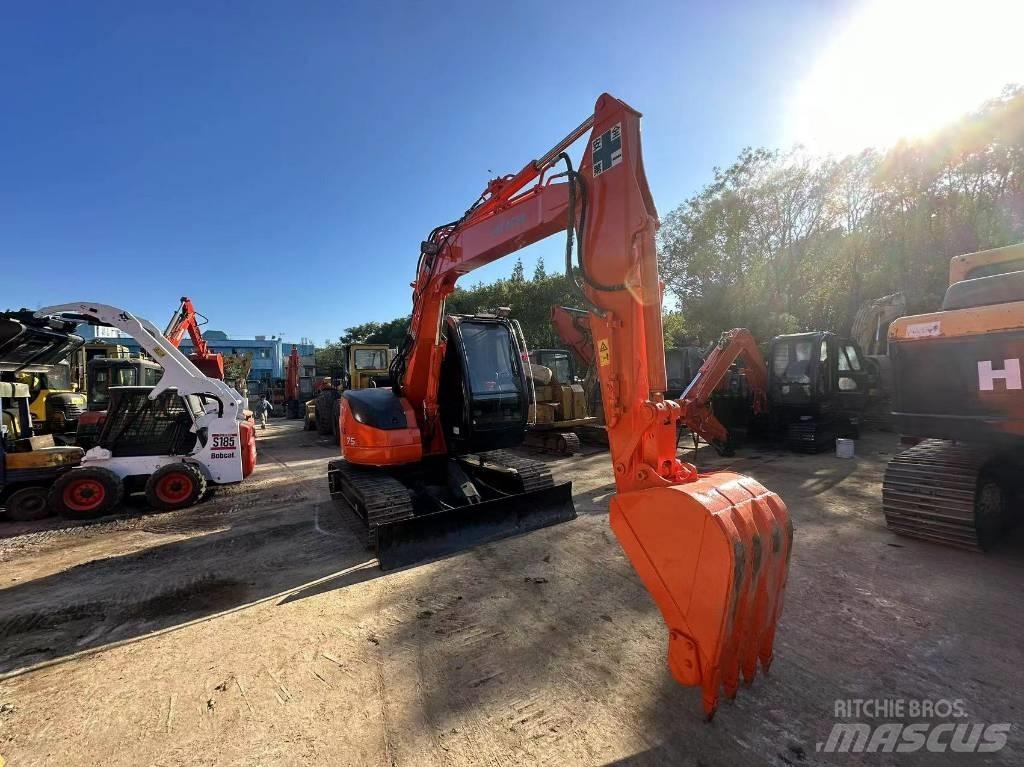 Hitachi ZX 75 中型挖掘机