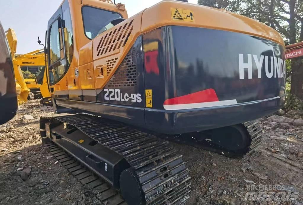 Hyundai R220LC-9S 轮式挖掘机