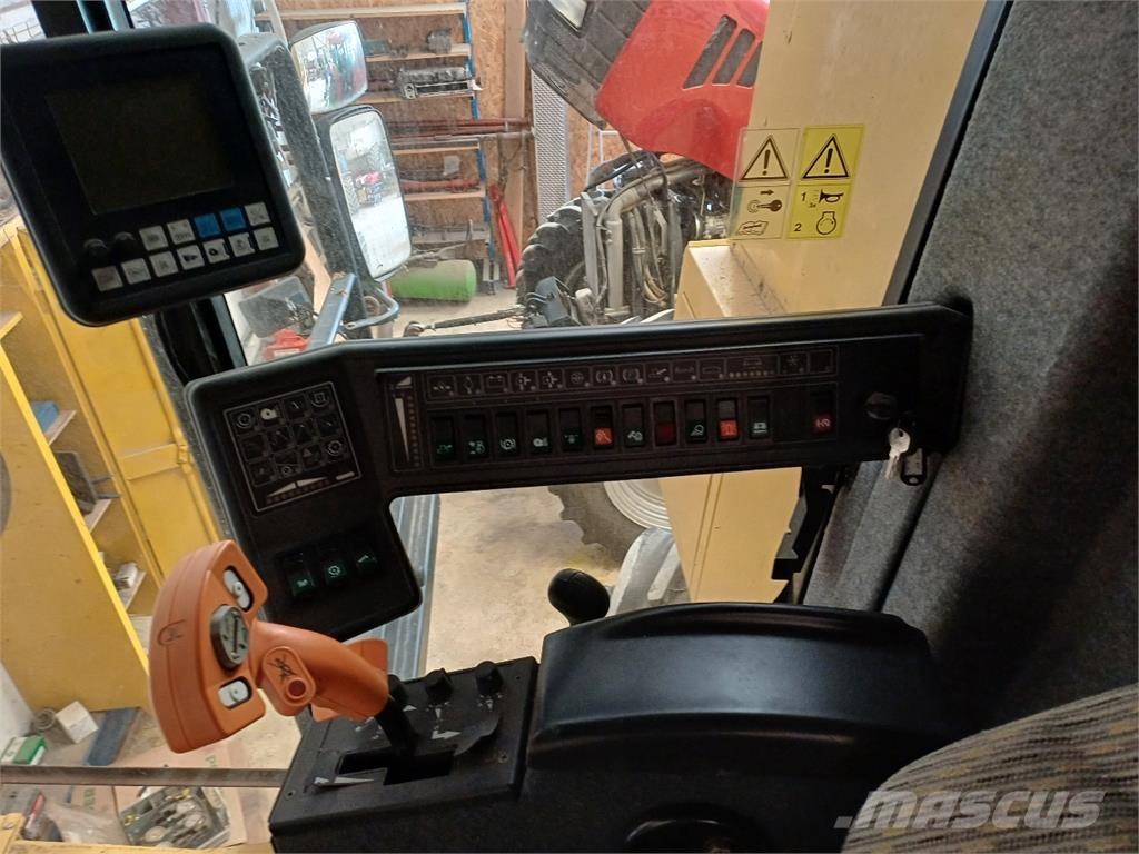 New Holland TX68 联合收割机