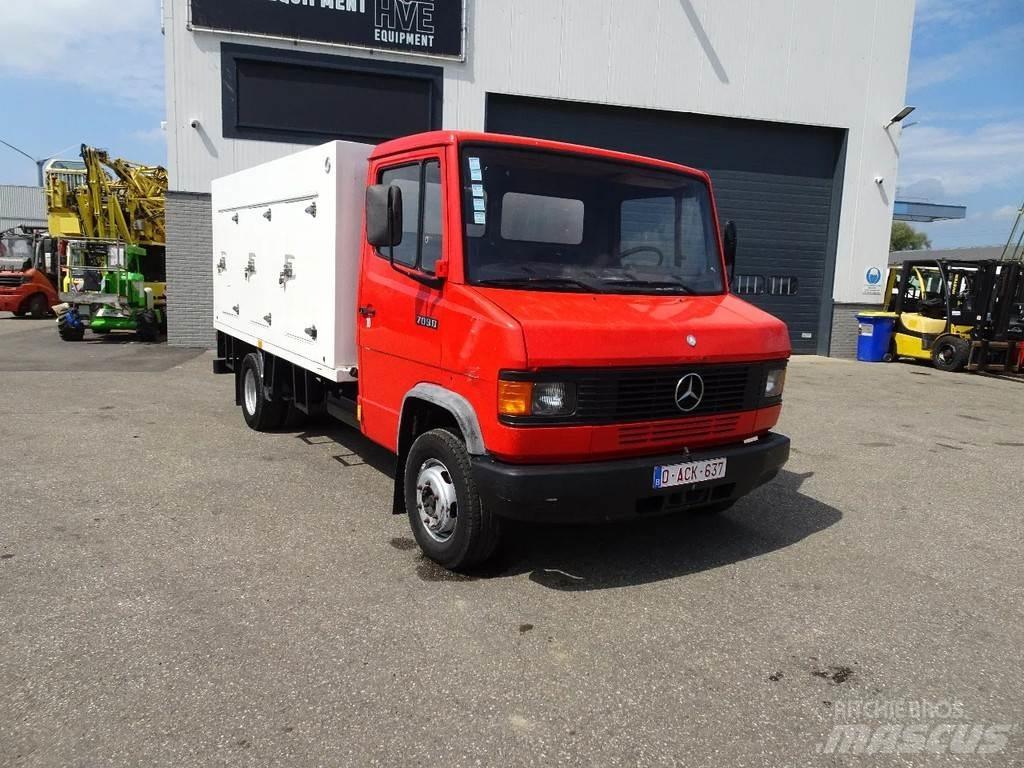 Mercedes-Benz 709D 冷藏车