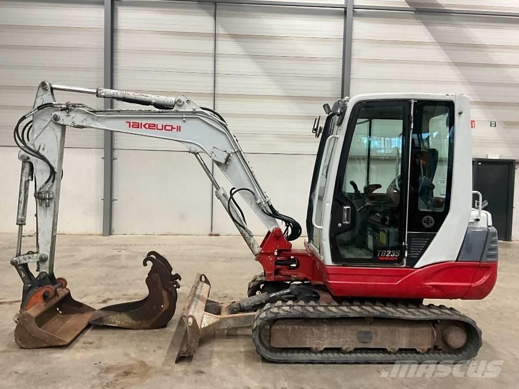 Takeuchi TB 235 小型挖掘机