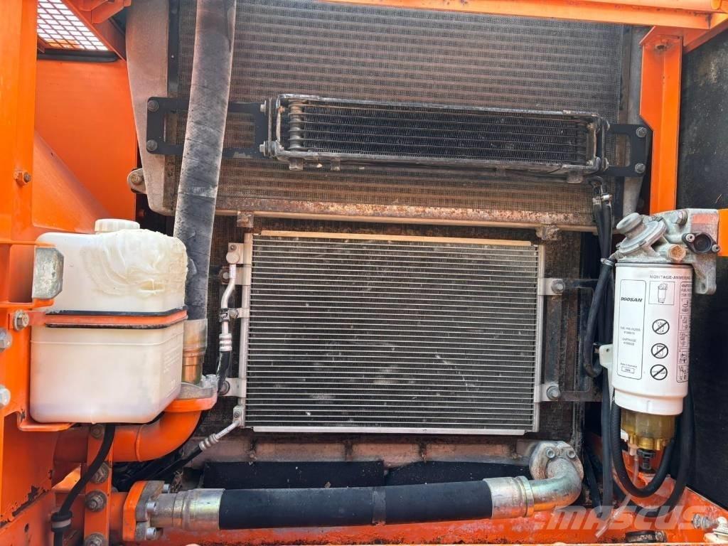 Doosan DX 300 LC 履带挖掘机