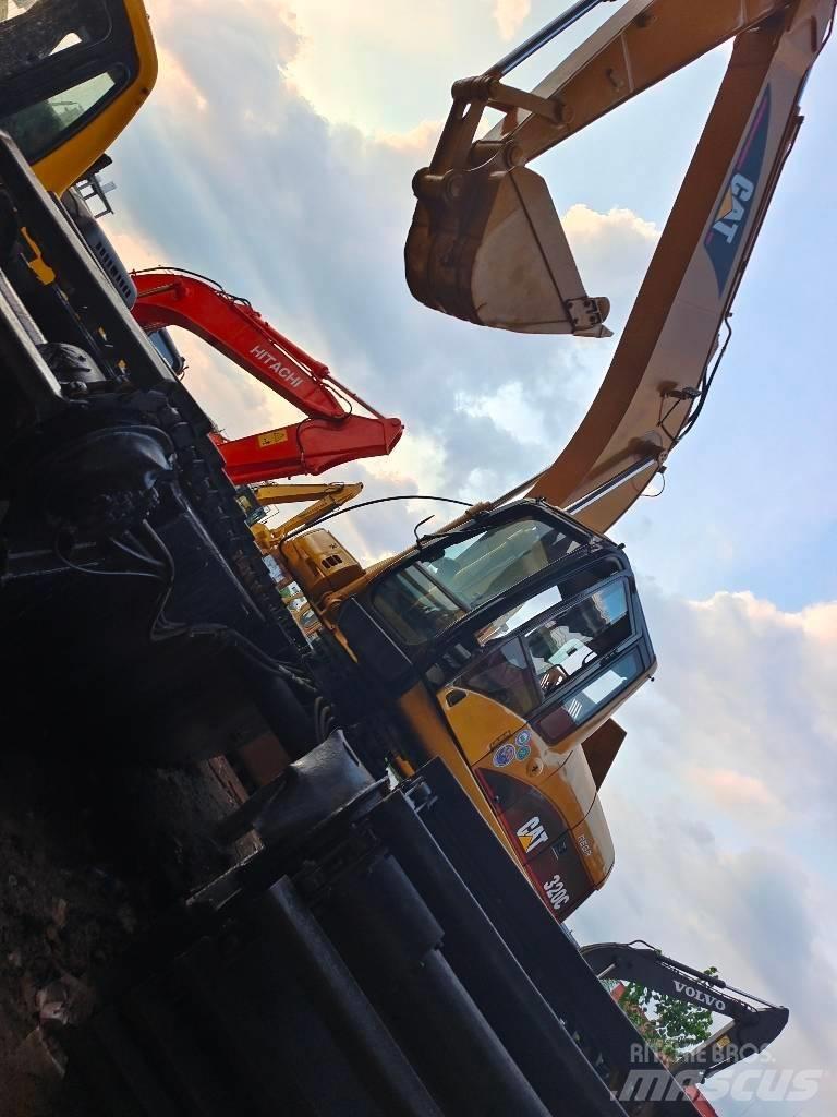 CAT 320 C 水陆两栖挖掘机