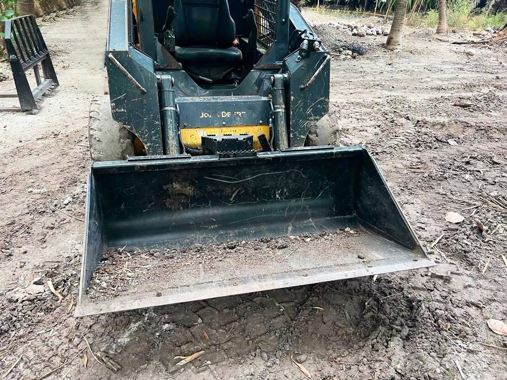 John Deere 312 滑移装载机