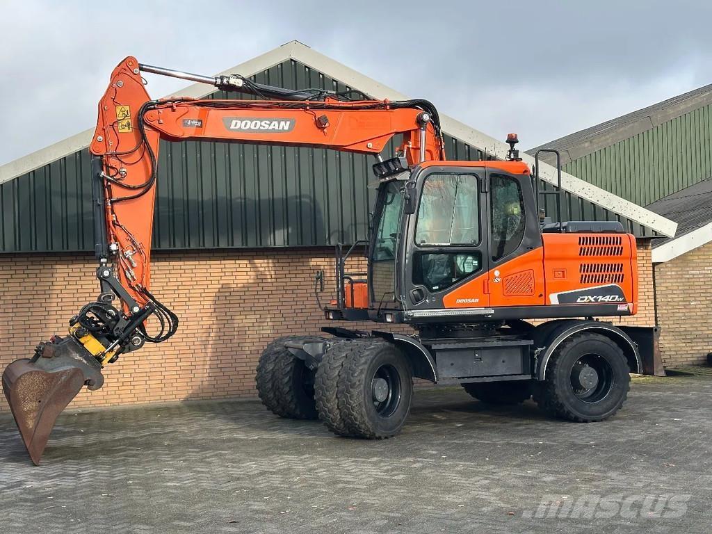 Doosan DX140W-5 轮式挖掘机