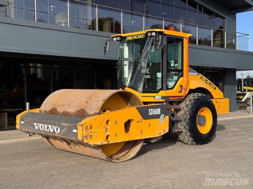 Volvo SD160B 胶轮压路机