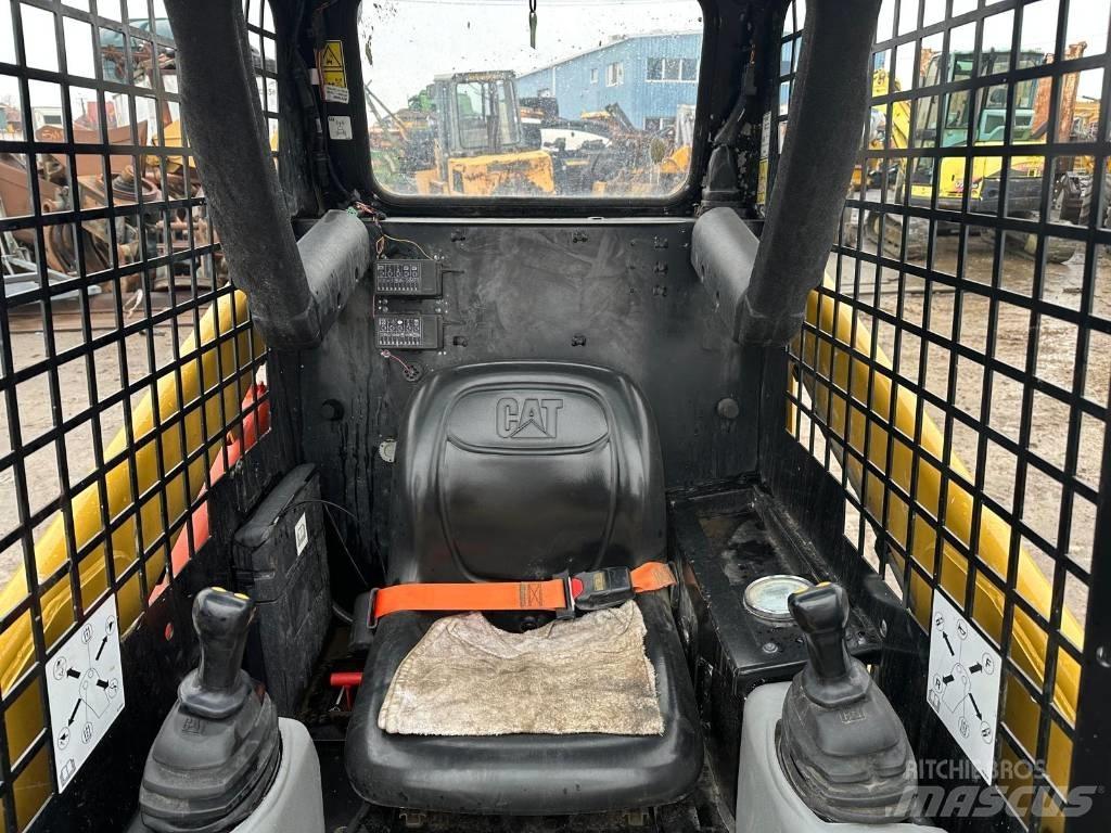 CAT 216 B 3 滑移装载机