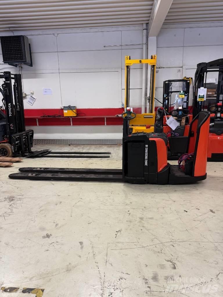 BT truck LPE 250 行走式堆垛机