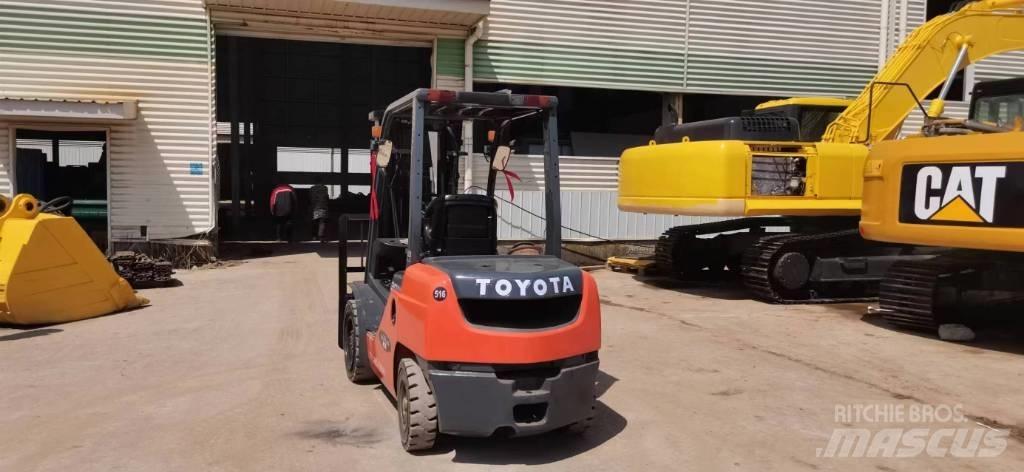 Toyota 8 FDN 30 柴油叉车