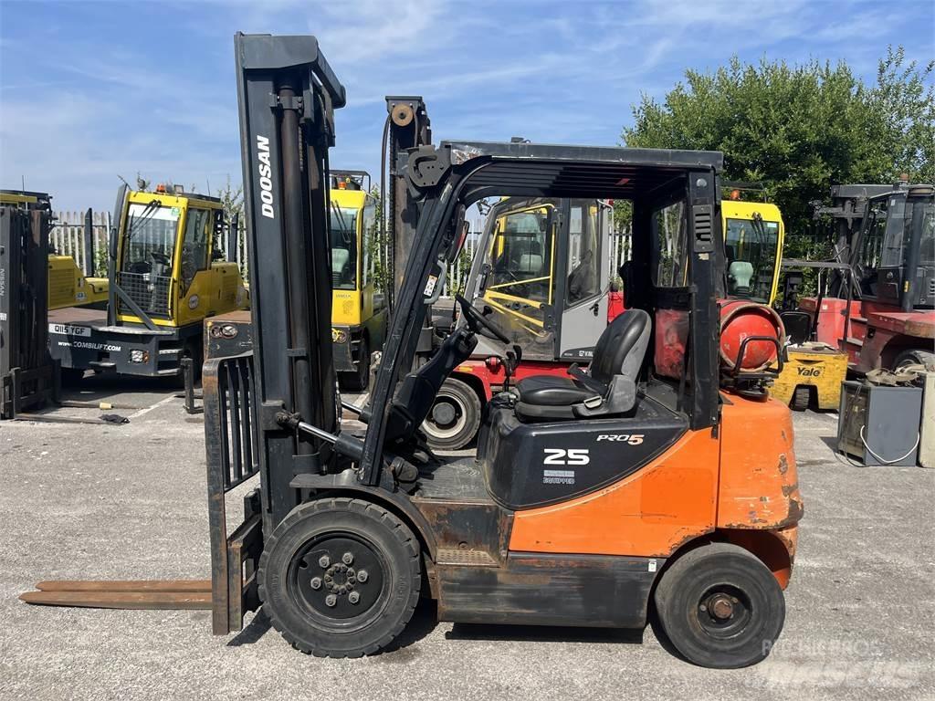 Doosan G25E-5 天然气叉车