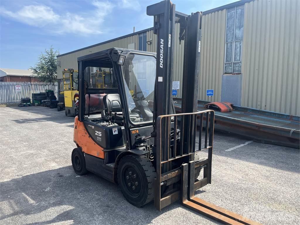 Doosan G25E-5 天然气叉车