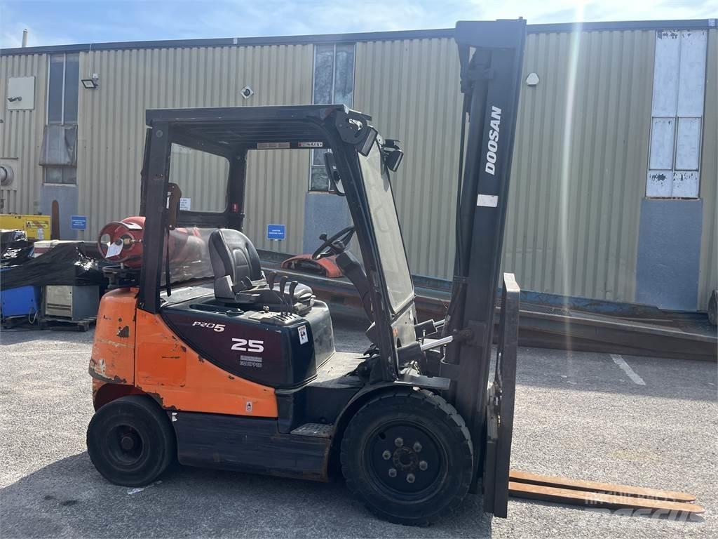 Doosan G25E-5 天然气叉车