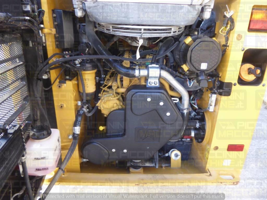 CAT 226D3 滑移装载机