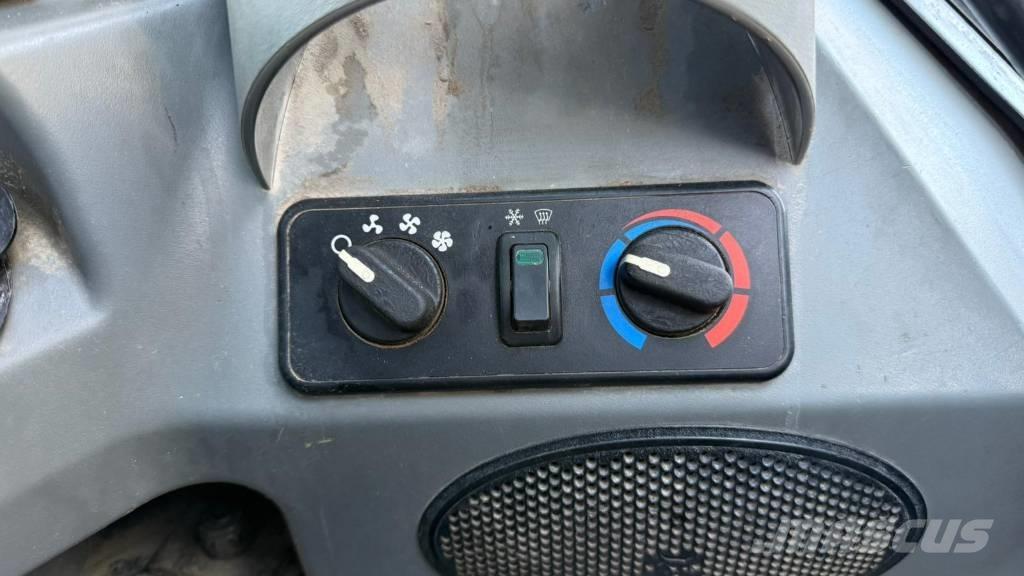 Bobcat T 590 滑移装载机