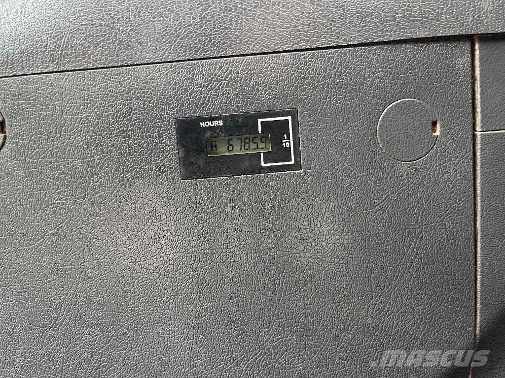 Hyundai HX220L 履带挖掘机
