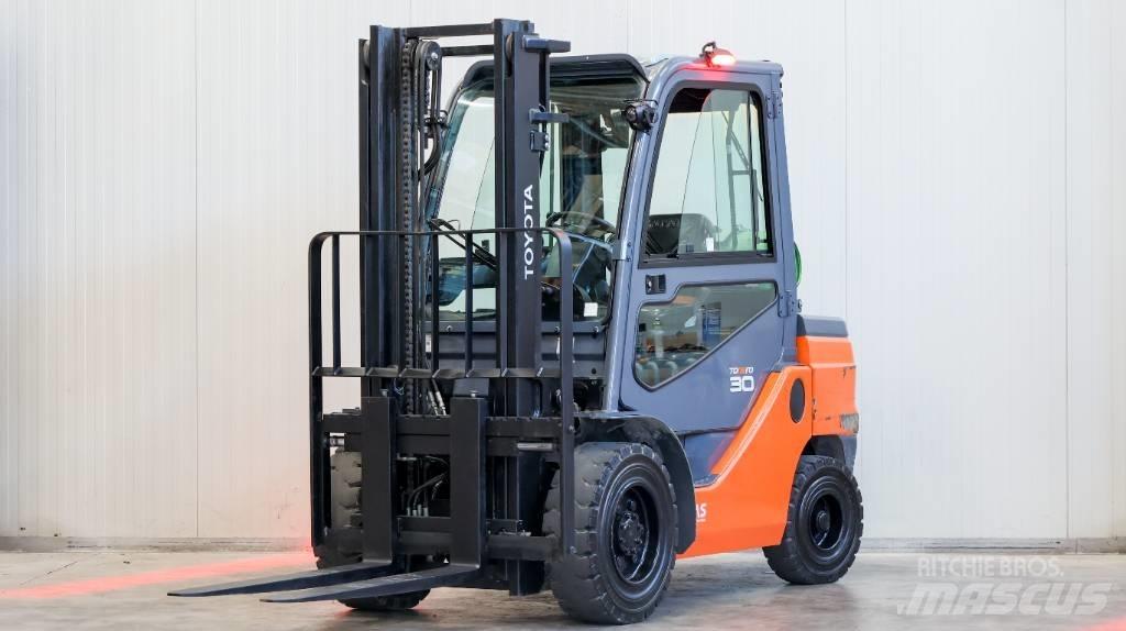 Toyota 02-8 FGF 30 天然气叉车
