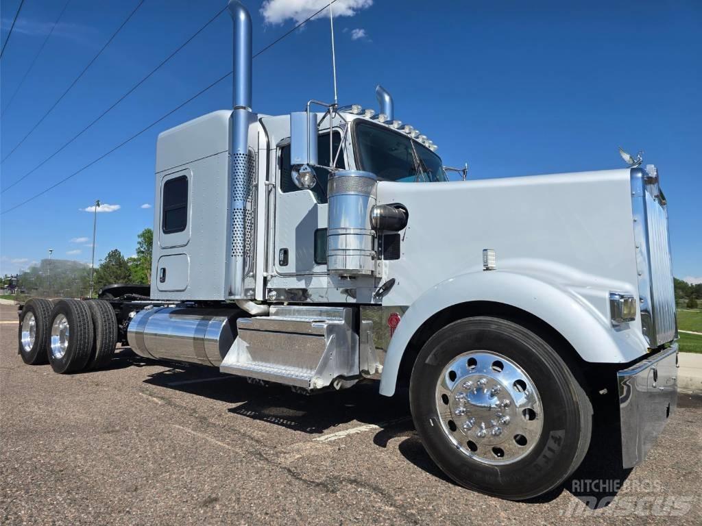 Kenworth W 900 牵引车