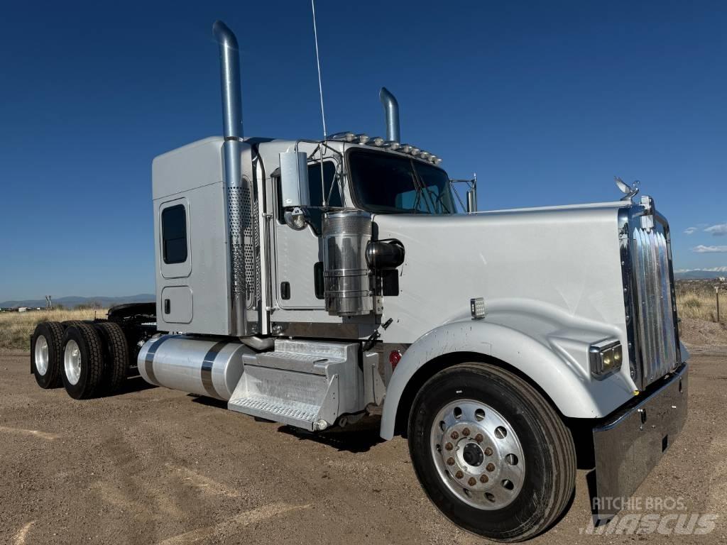 Kenworth W 900 牵引车