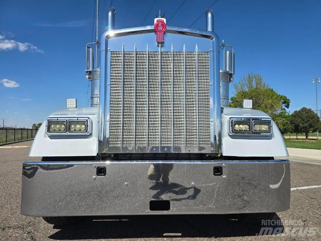 Kenworth W 900 牵引车
