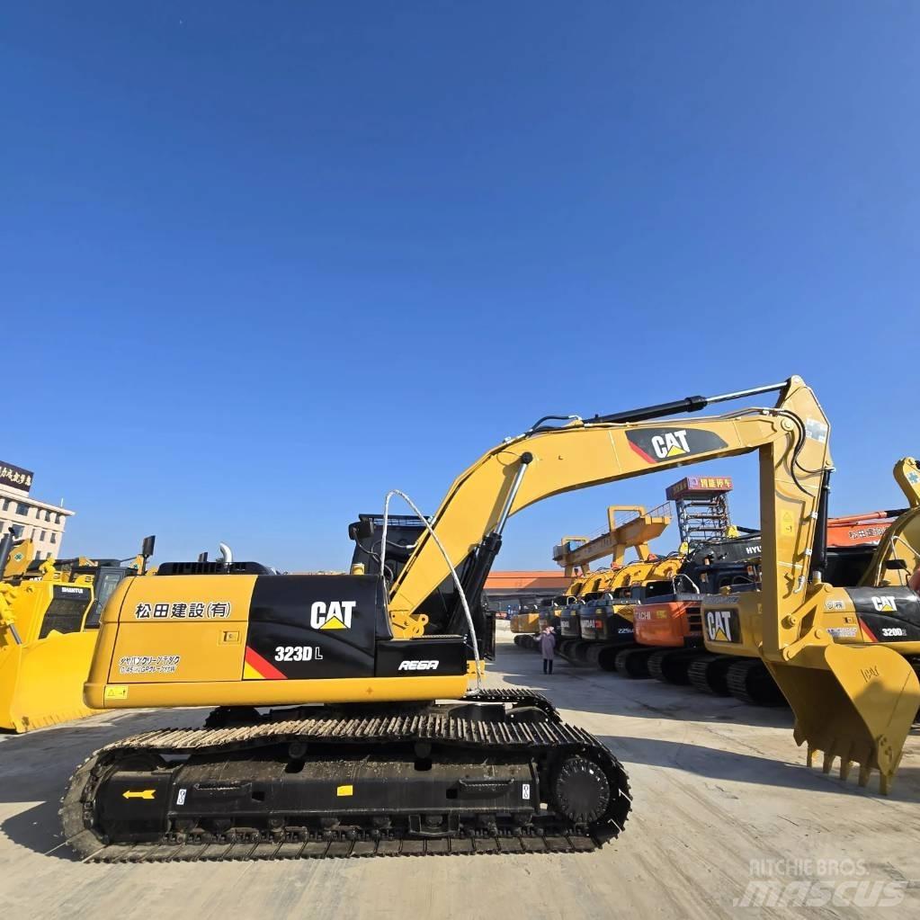 CAT 323 D L 中型挖掘机
