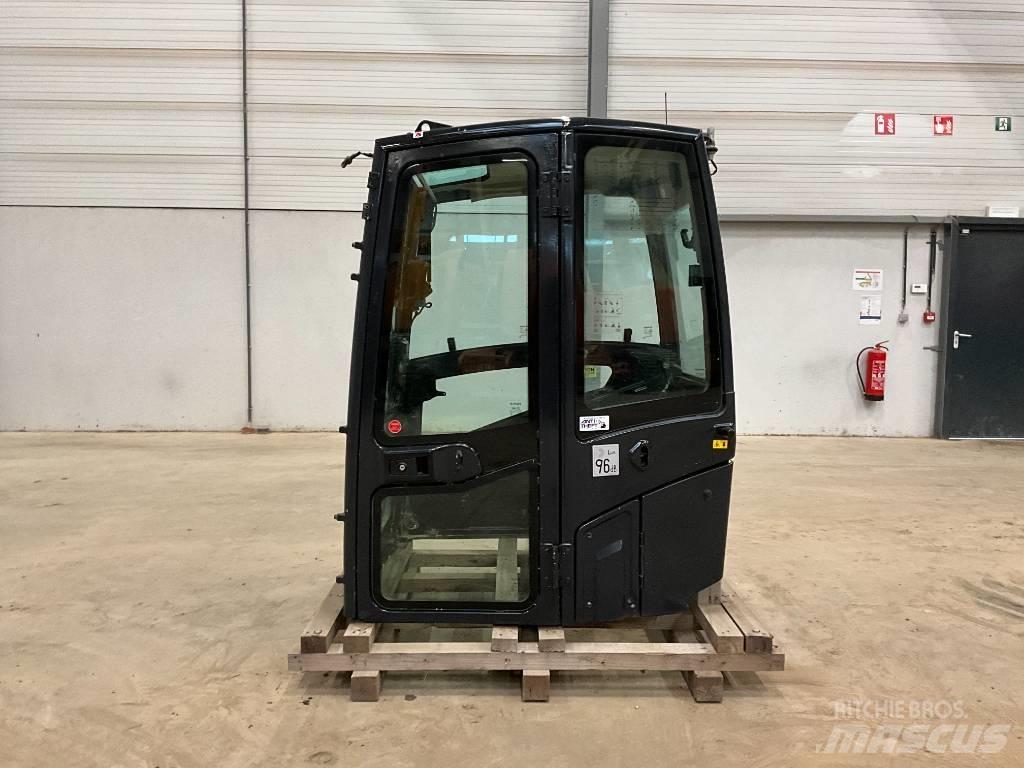 Kubota U 56-5 驾驶室与内部