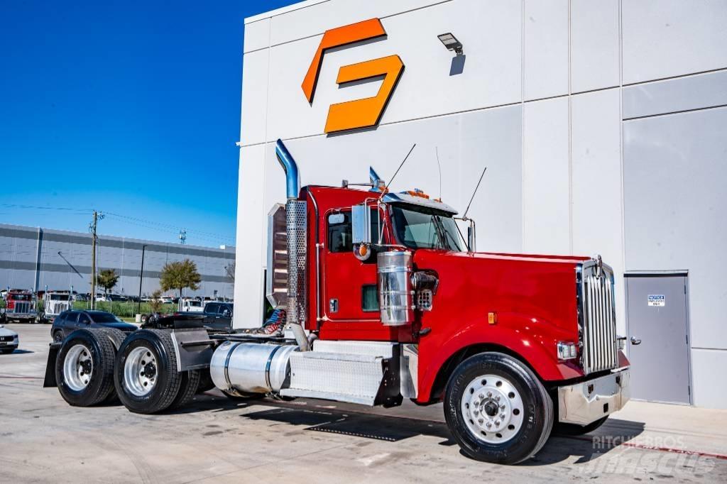 Kenworth W 900 牵引车