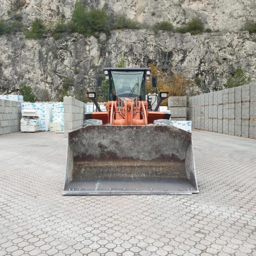 Hitachi ZW 220-5 轮式装载机