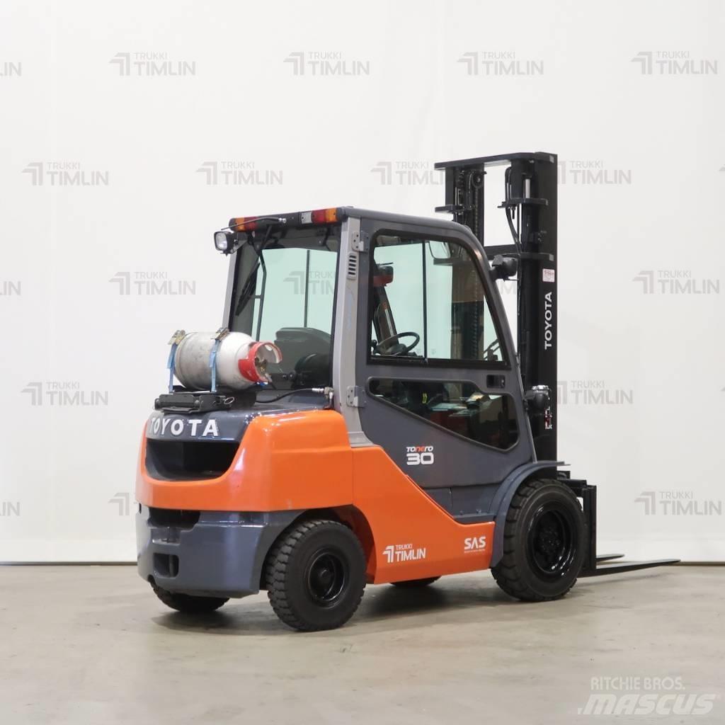 Toyota 02-8FGF30 天然气叉车