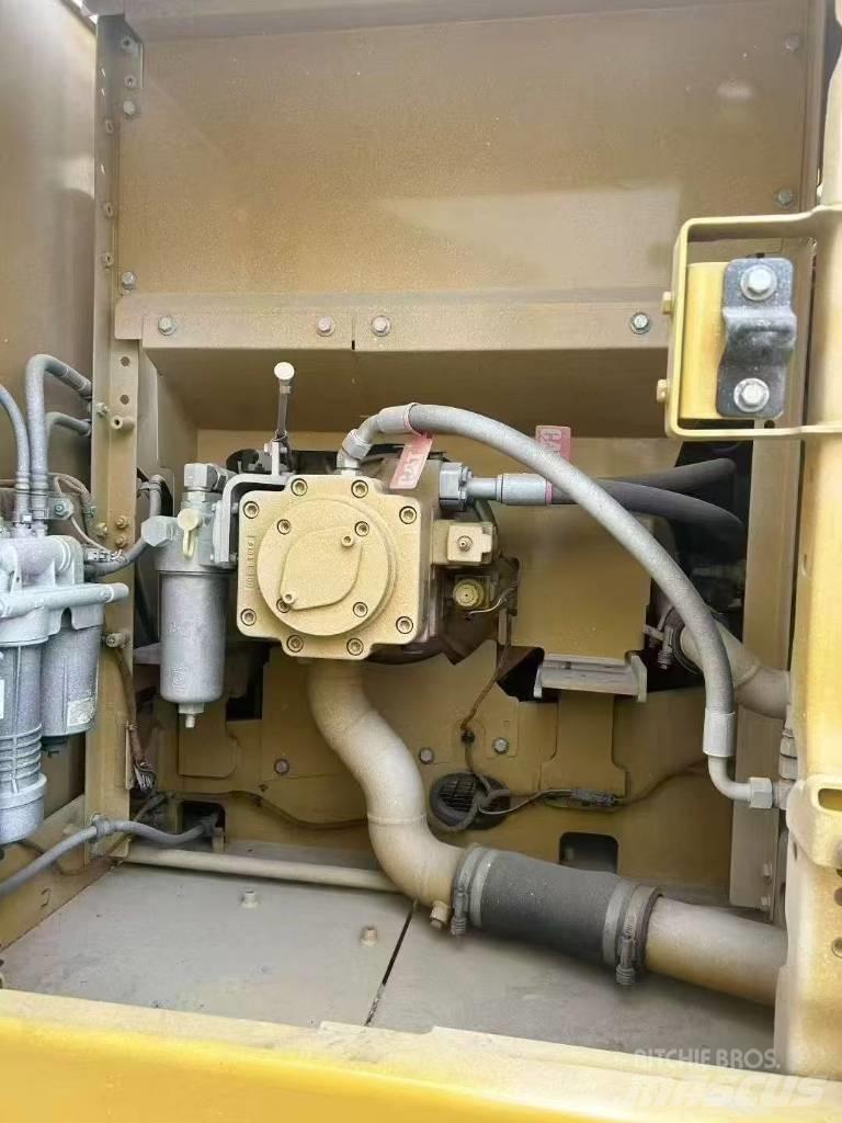 CAT 323 履带挖掘机
