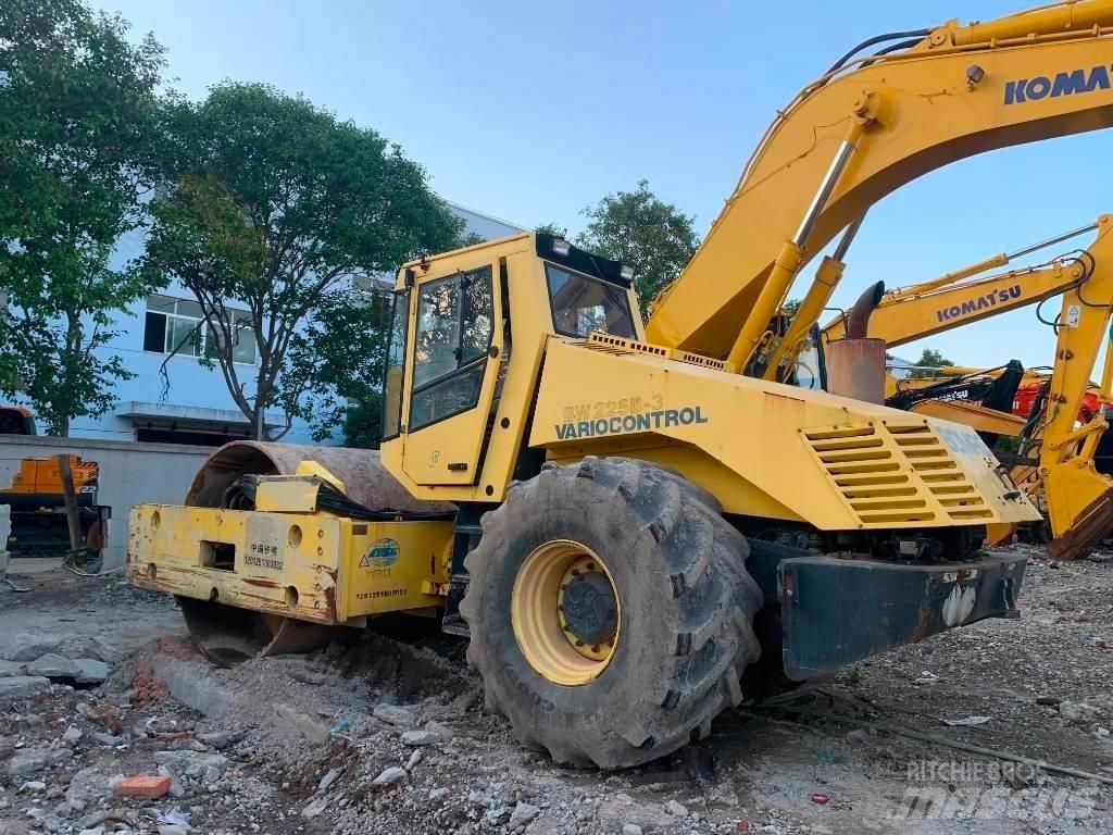 Bomag BW 225 D-3 双轮压路机
