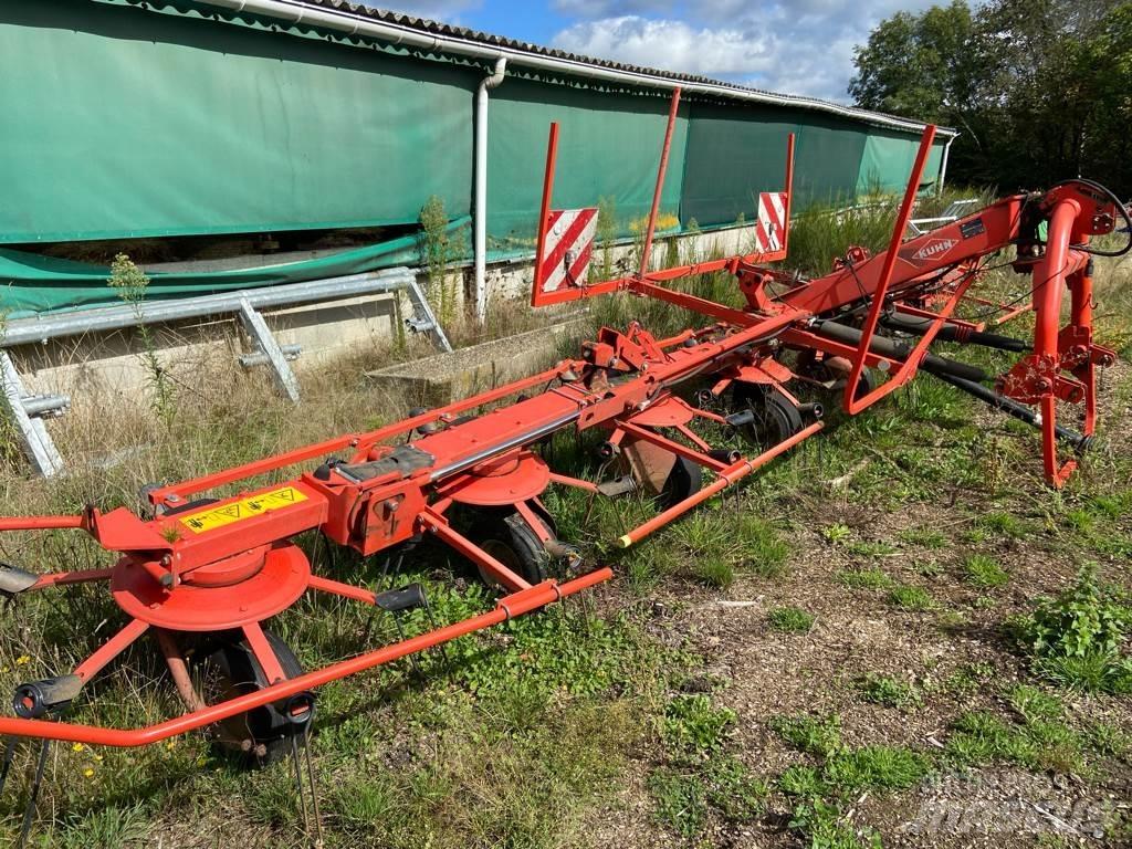 Kuhn GF8702 犁耙和摊草机