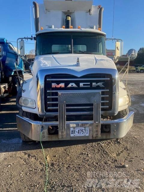 Mack GU813 自卸式货车