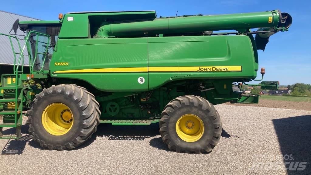 John Deere S690I 联合收割机