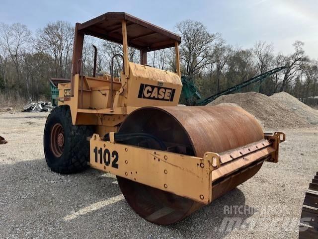 CASE 1102 复合式压路机