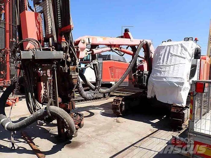 Sandvik DX800 钻孔机