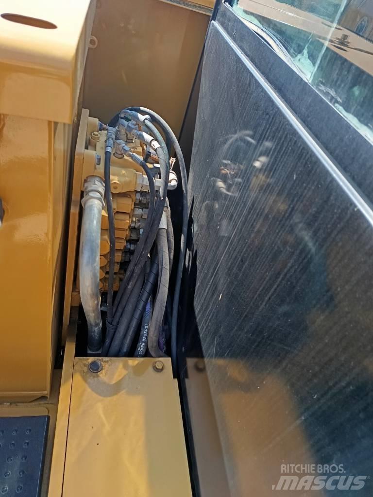 CAT 306E2 小型挖掘机