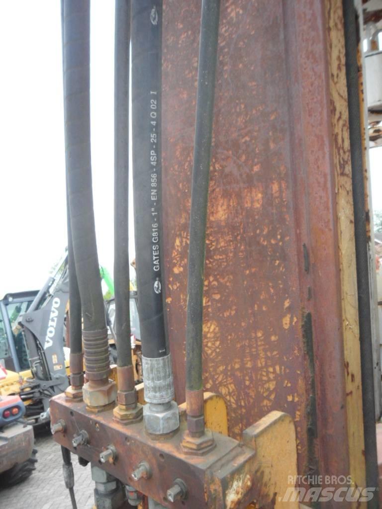Liebherr R 942 打桩机