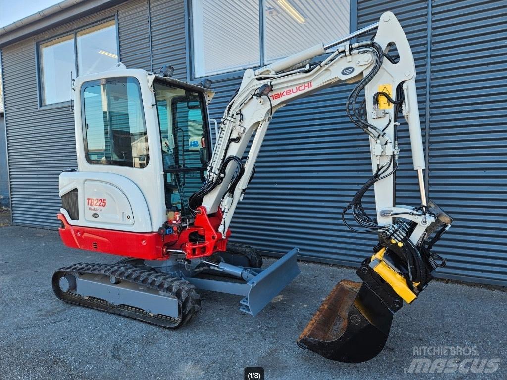 Takeuchi TB 225 小型挖掘机