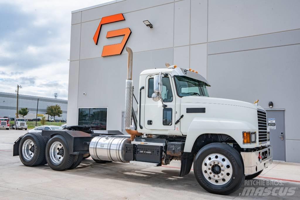 Mack Pinnacle 64T 牵引车