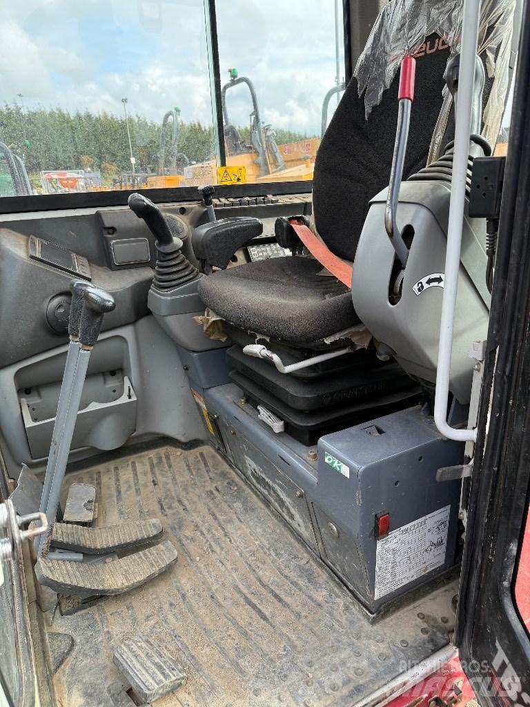 Takeuchi TB 230 小型挖掘机