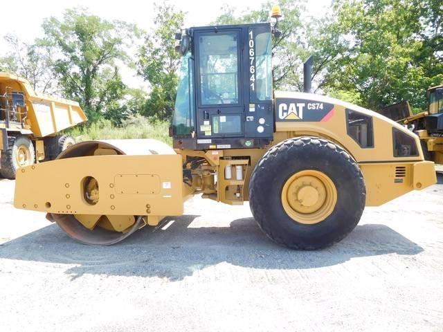 CAT CS 74 单轮压路机