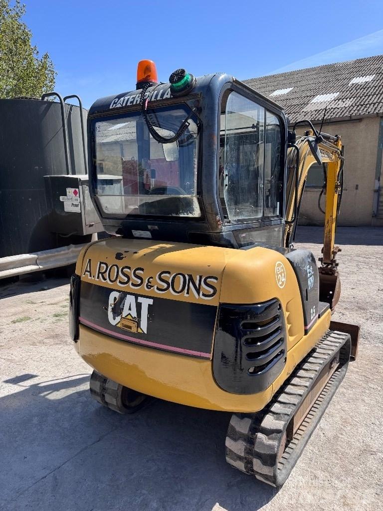CAT 302.5 小型挖掘机