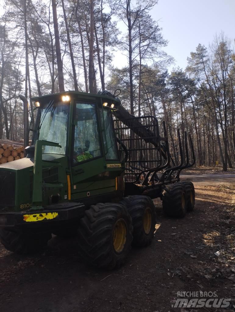 John Deere 810D 集运机