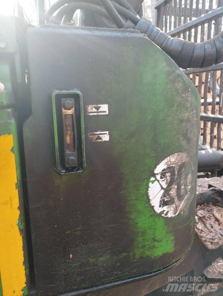 John Deere 810D 集运机