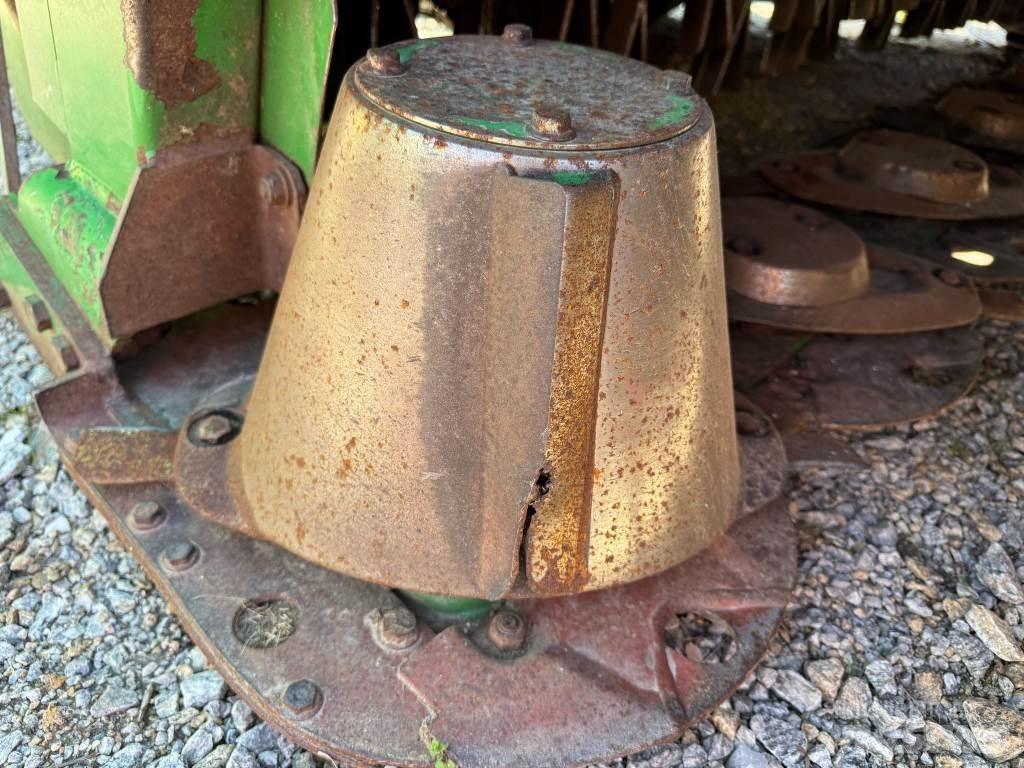 John Deere 131 装载牵引式割草机